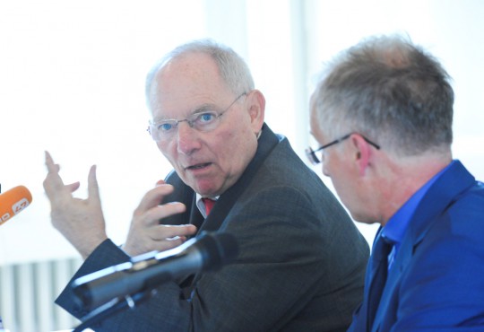 Dr. Wolfgang Schäuble diskutierte an der NRW School of Governance u.a. über die Steuerung des "Tankers Europa".